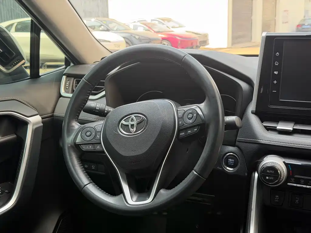Toyota RAV4 — фото 7