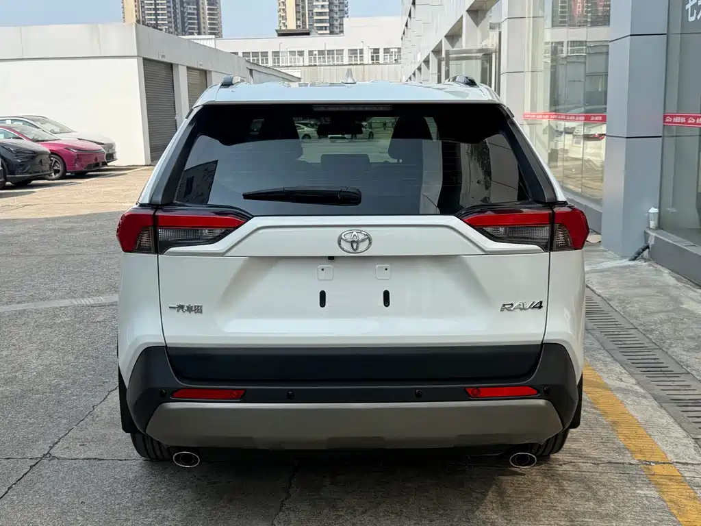 Toyota RAV4 — фото 8