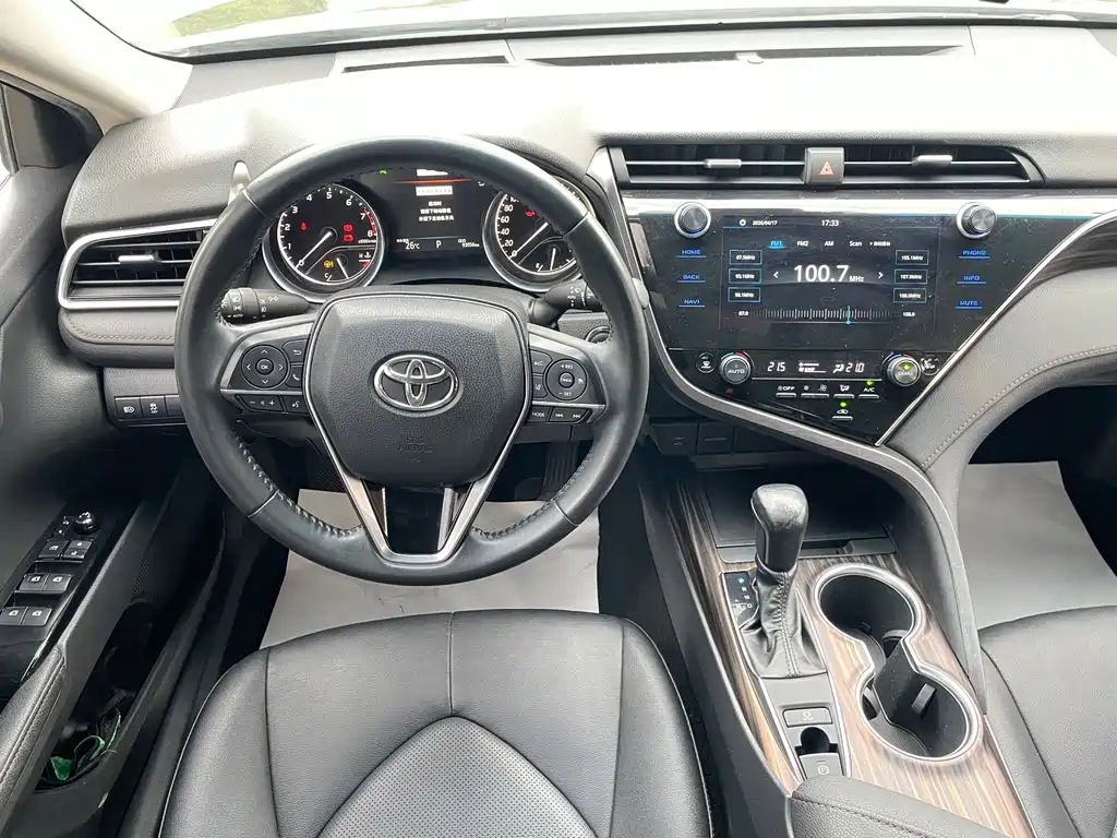Toyota Camry — фото 9