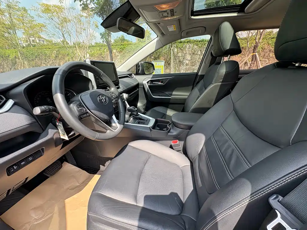 Toyota RAV4 — фото 4