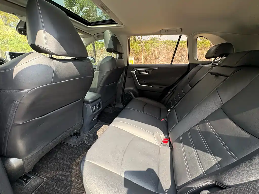 Toyota RAV4 — фото 6