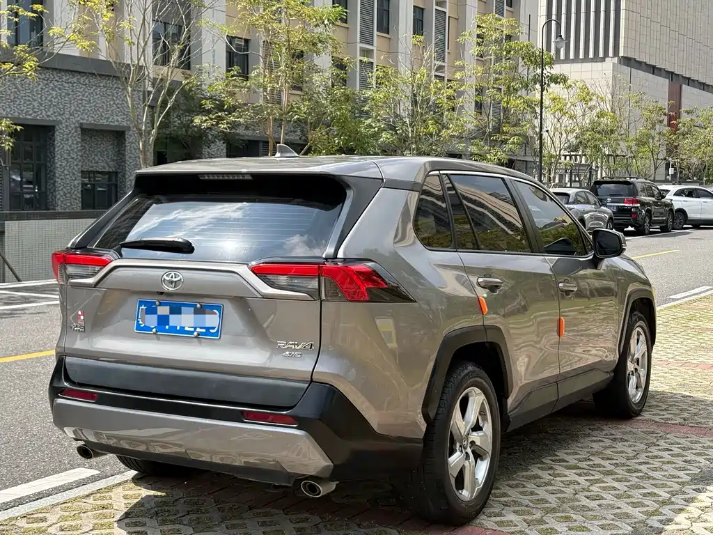 Toyota RAV4 — фото 9