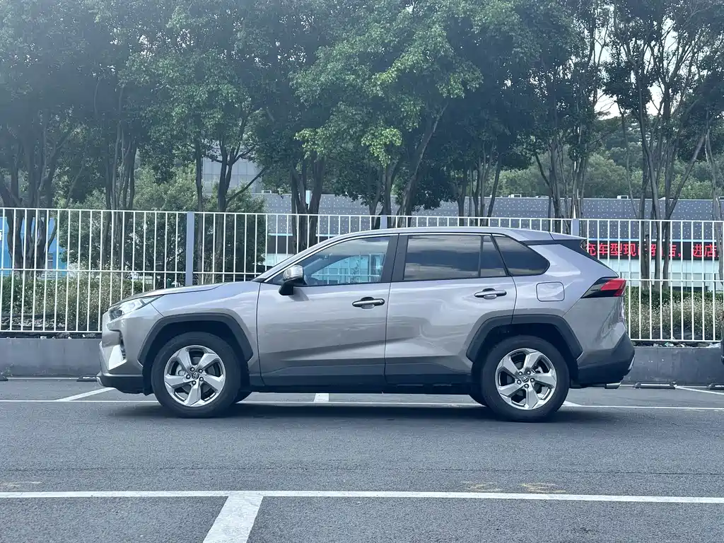 Toyota RAV4 — фото 5