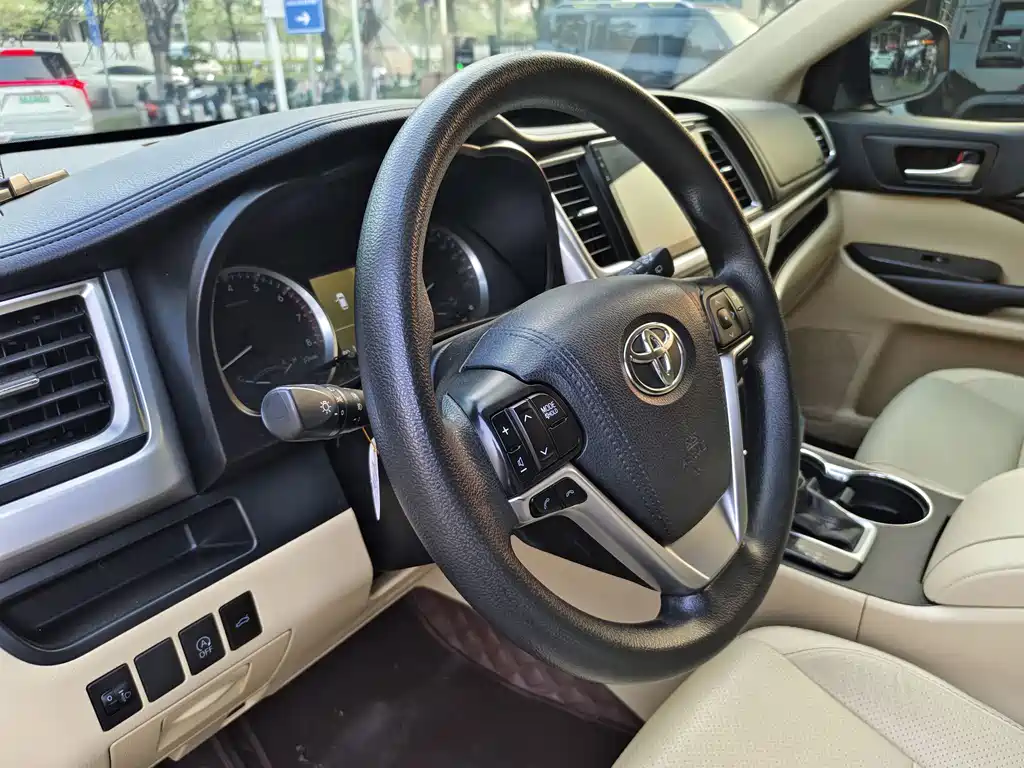 Toyota Highlander — фото 14