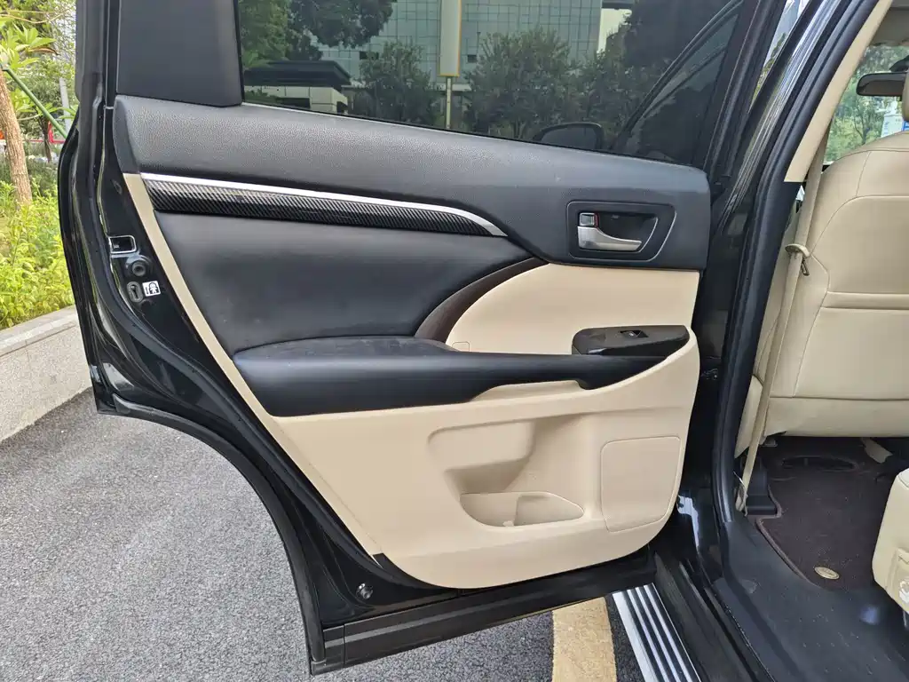 Toyota Highlander — фото 19