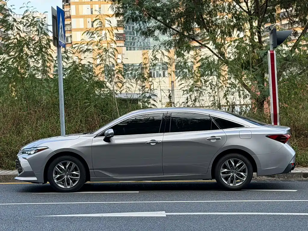 Toyota Avalon — фото 2
