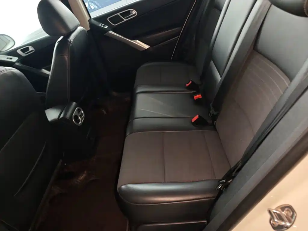 Volkswagen Tiguan — фото 16