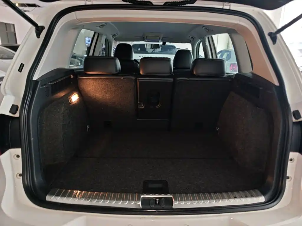 Volkswagen Tiguan — фото 18