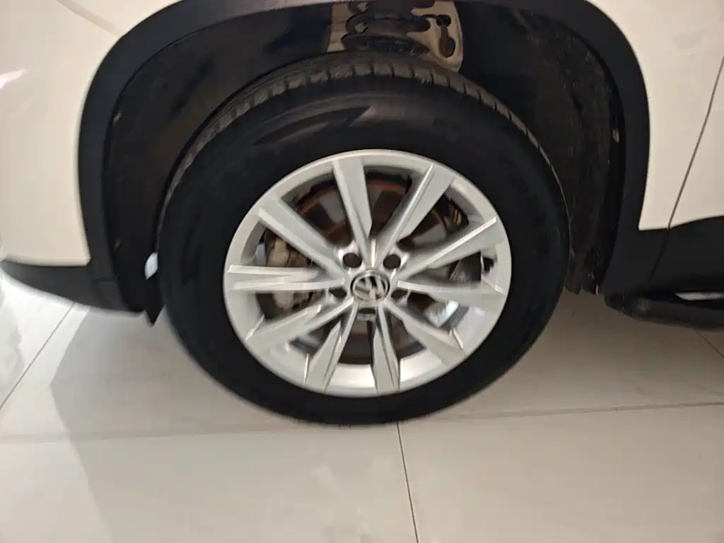 Volkswagen Tiguan — фото 22