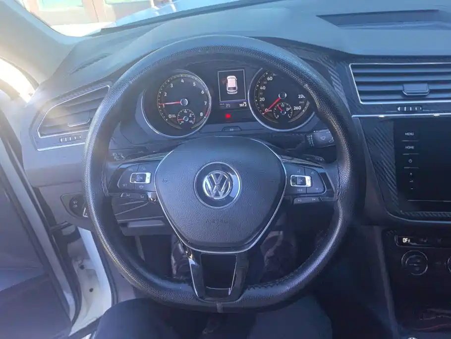 Volkswagen Tiguan L — фото 15