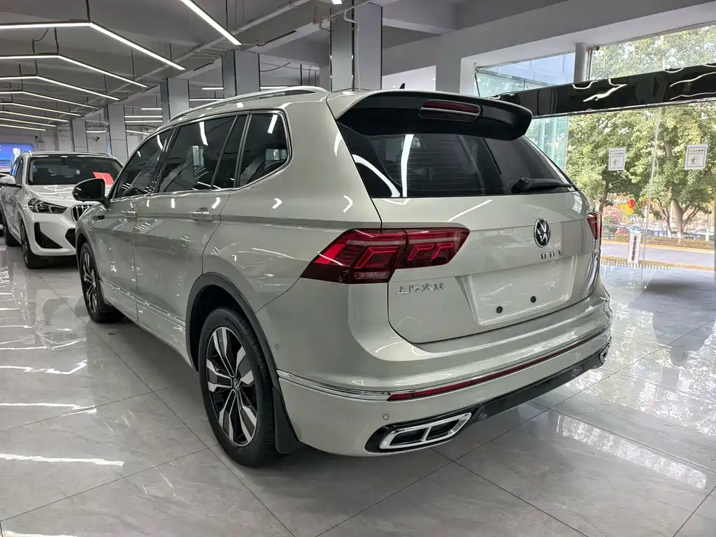 Volkswagen Tiguan L — фото 9