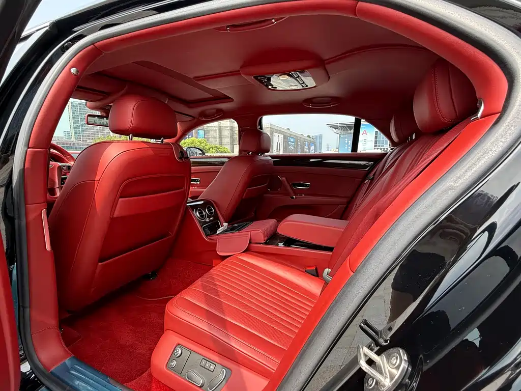 Bentley Flying Spur — фото 11