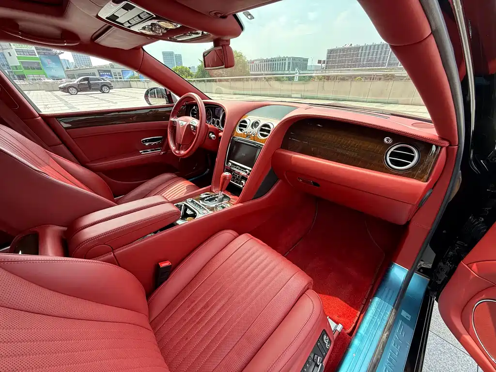 Bentley Flying Spur — фото 13