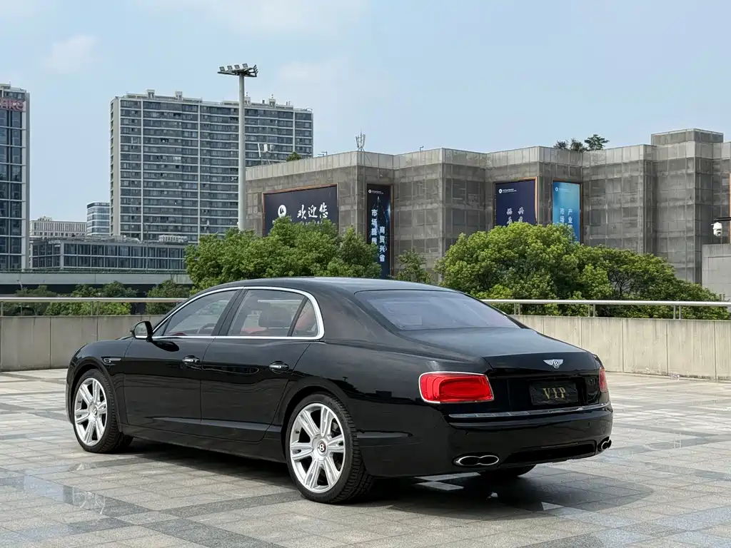 Bentley Flying Spur — фото 3