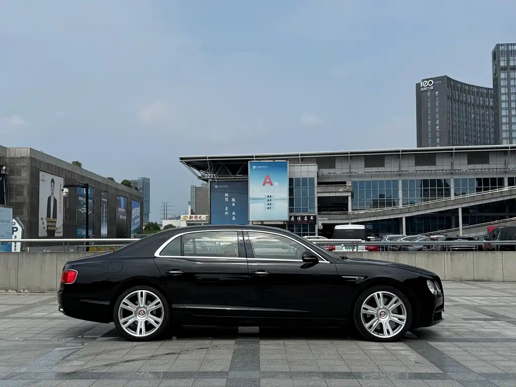 Bentley Flying Spur — фото 6