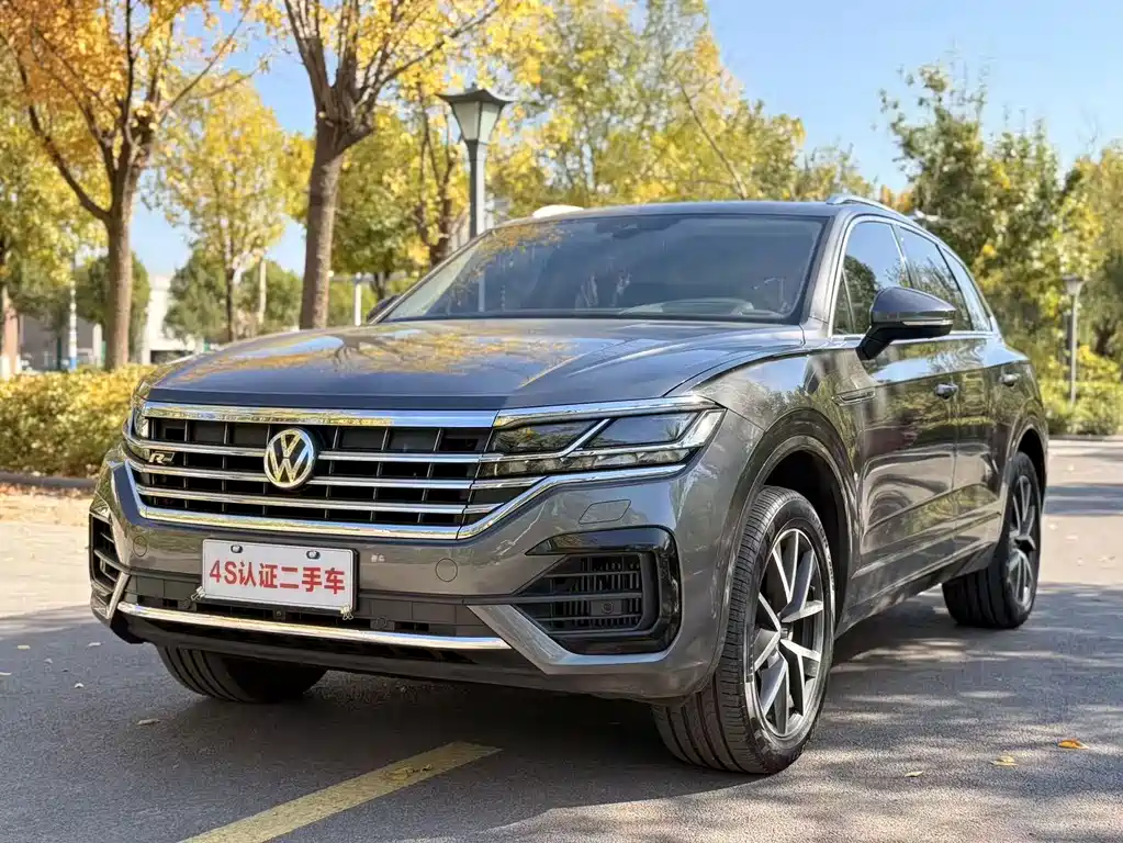 Volkswagen Touareg — фото 1