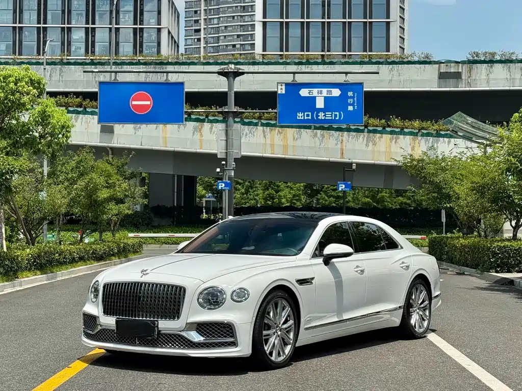 Bentley Flying Spur PHEV — фото 3