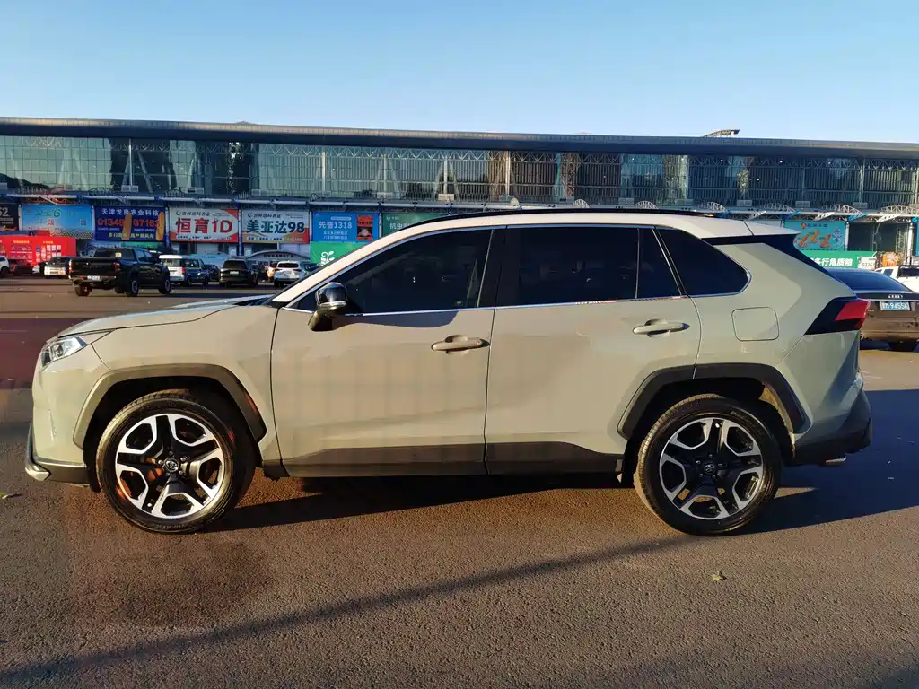 Toyota RAV4 — фото 2