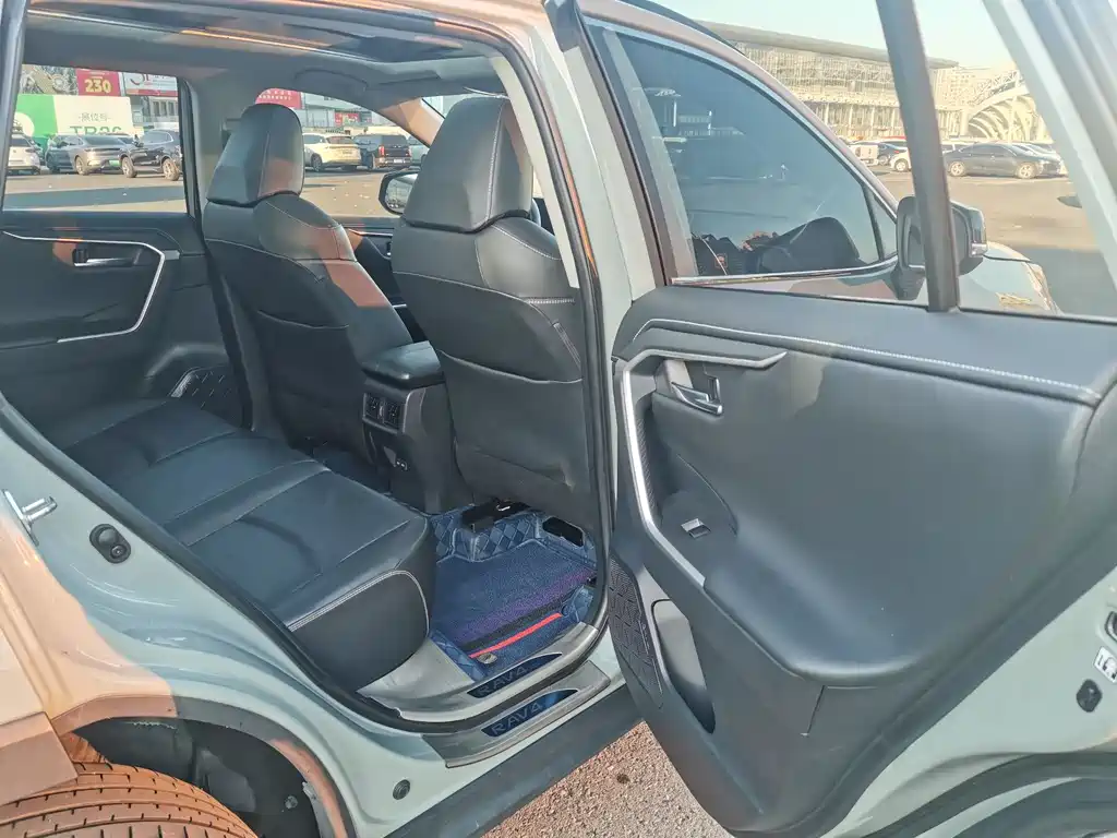 Toyota RAV4 — фото 11