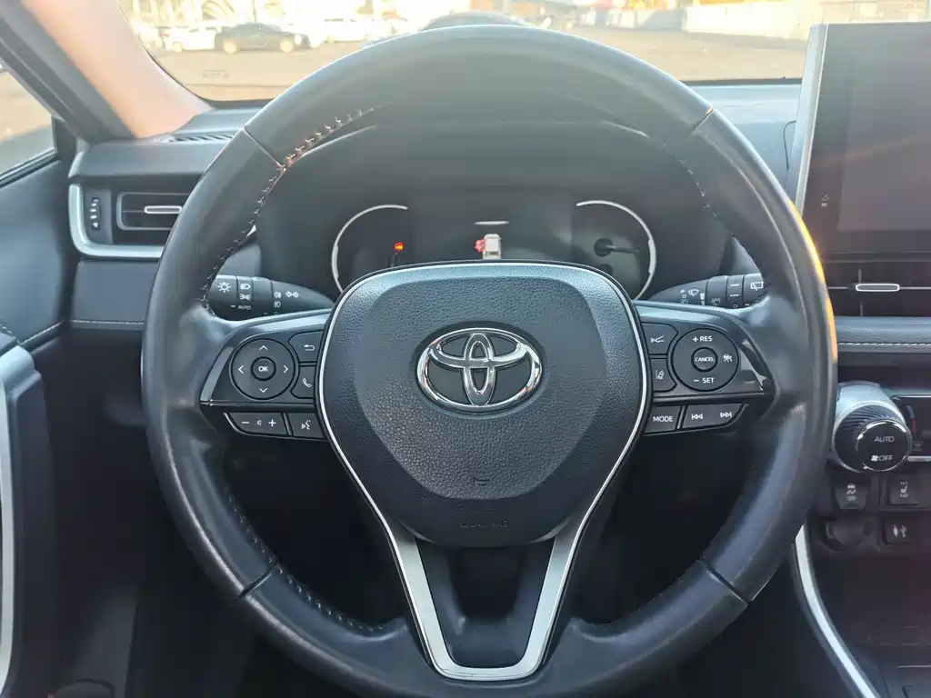 Toyota RAV4 — фото 13