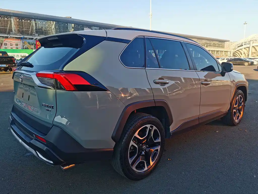 Toyota RAV4 — фото 4