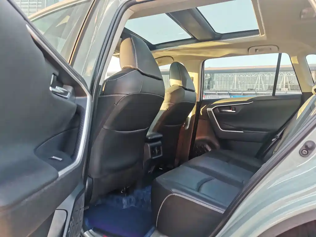 Toyota RAV4 — фото 7