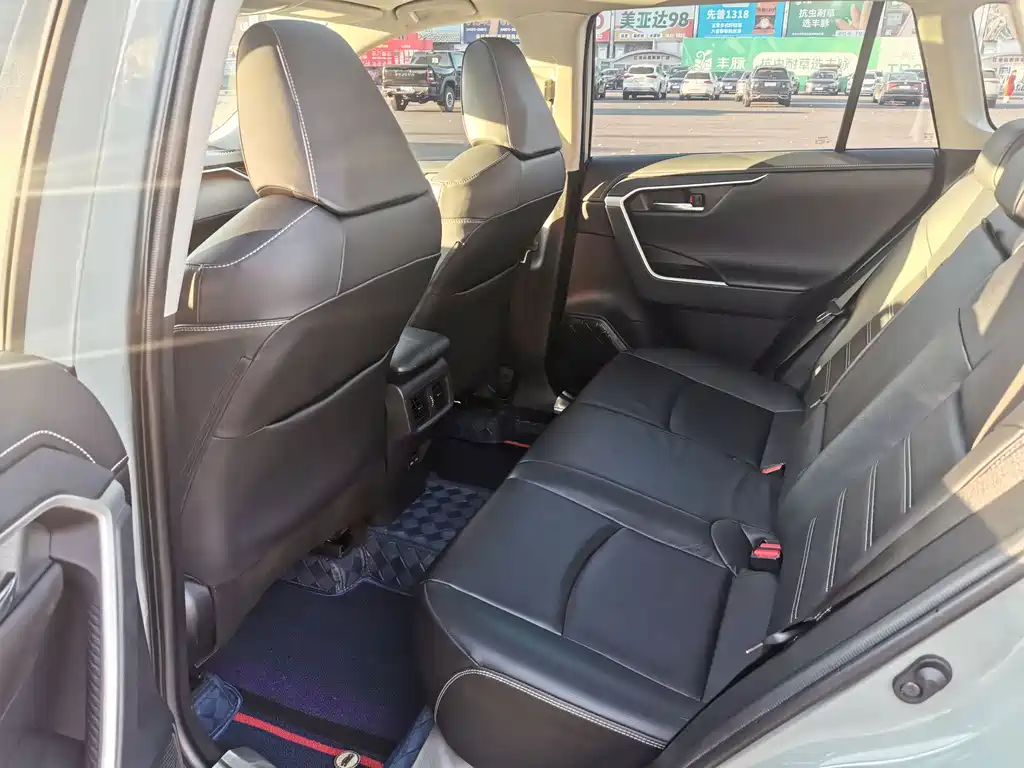 Toyota RAV4 — фото 9