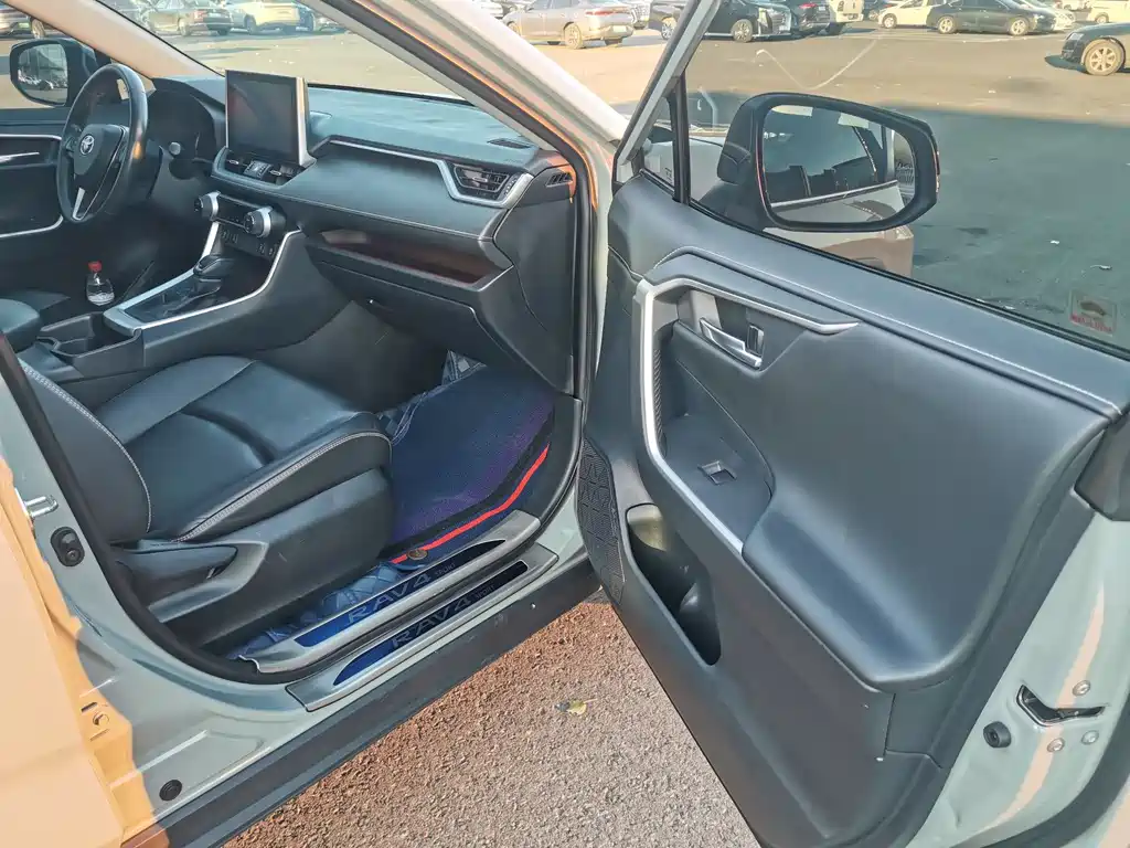 Toyota RAV4 — фото 10