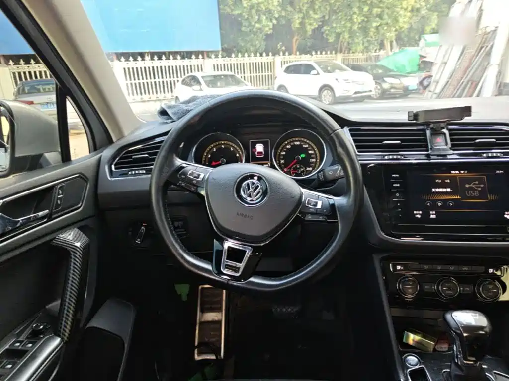 Volkswagen Tiguan L — фото 10