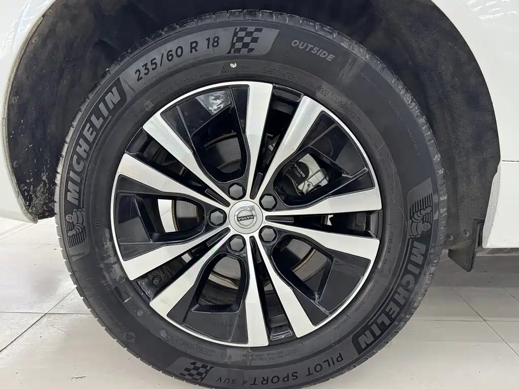 Volvo XC60 — фото 8