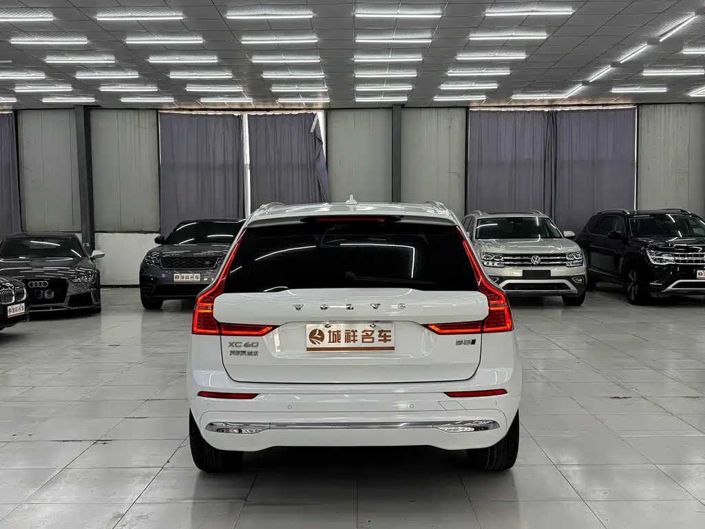 Volvo XC60 — фото 10