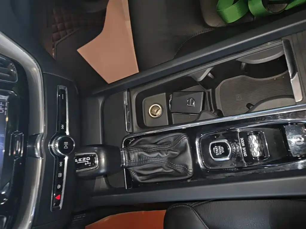 Volvo XC60 — фото 13