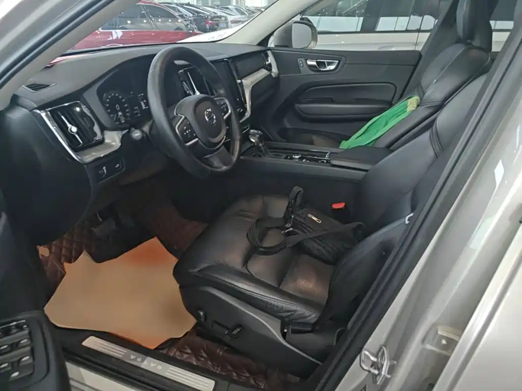 Volvo XC60 — фото 14