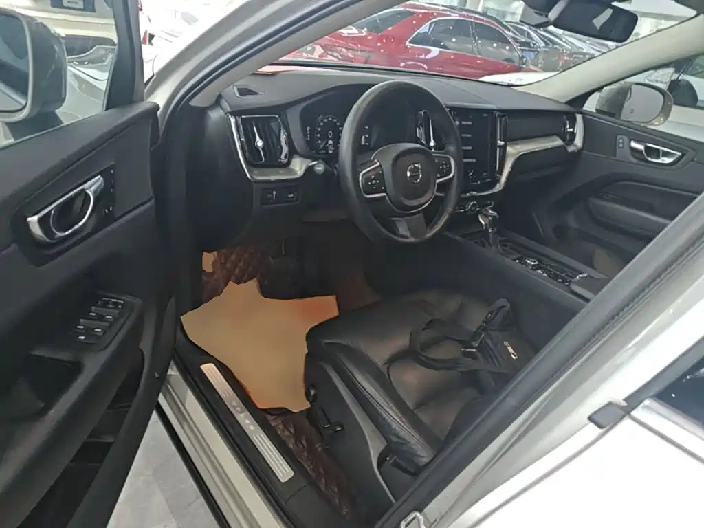 Volvo XC60 — фото 15