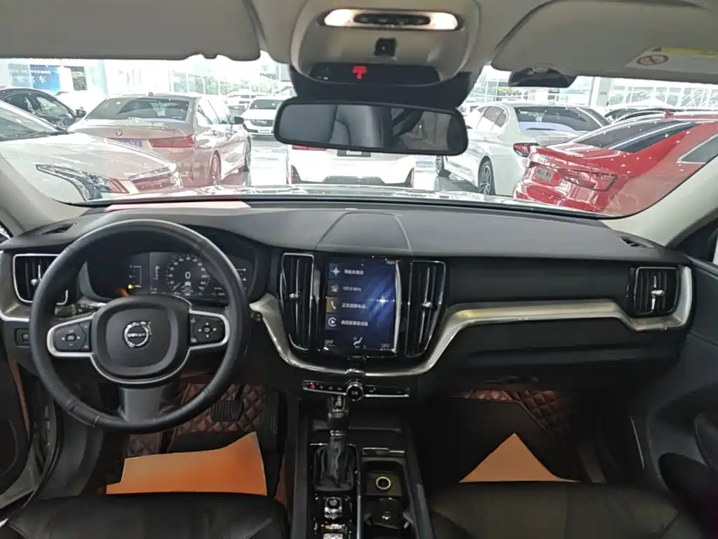 Volvo XC60 — фото 9