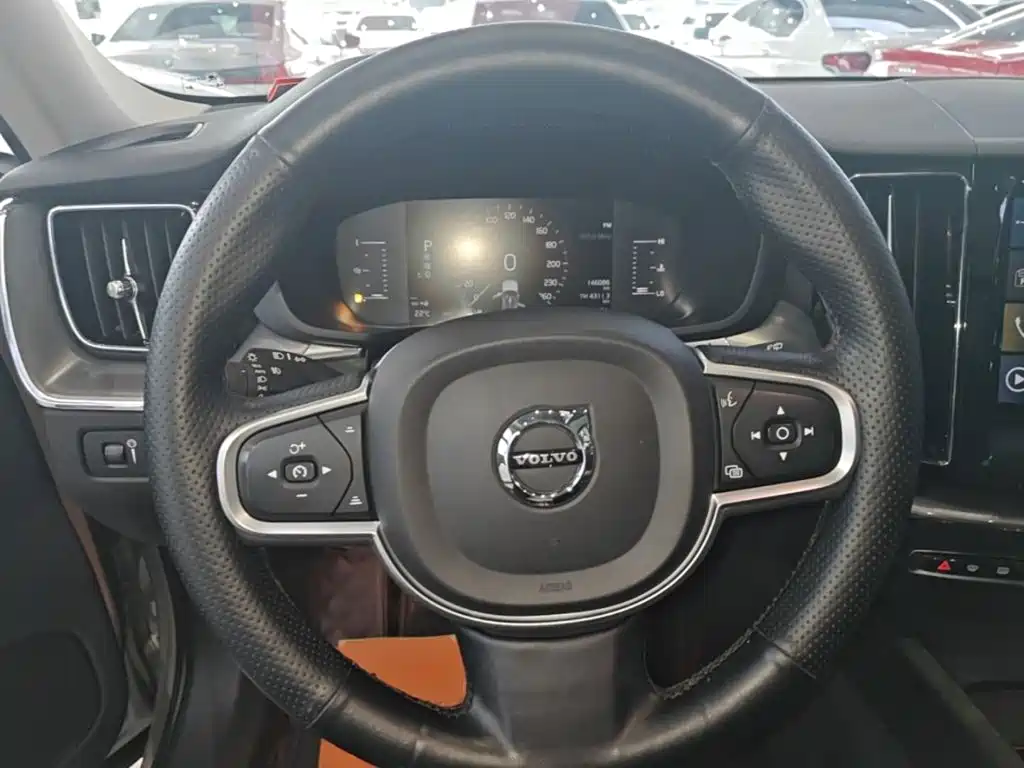 Volvo XC60 — фото 10