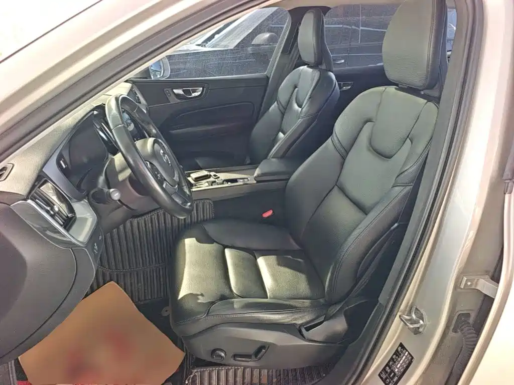 Volvo XC60 — фото 14