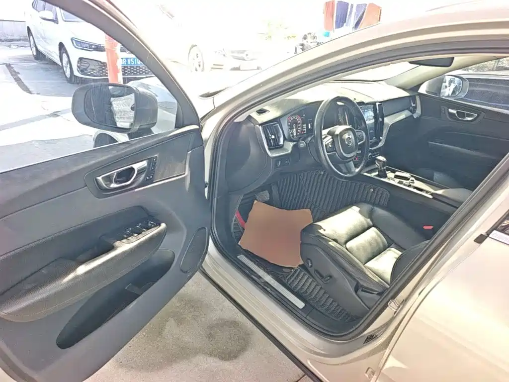 Volvo XC60 — фото 15