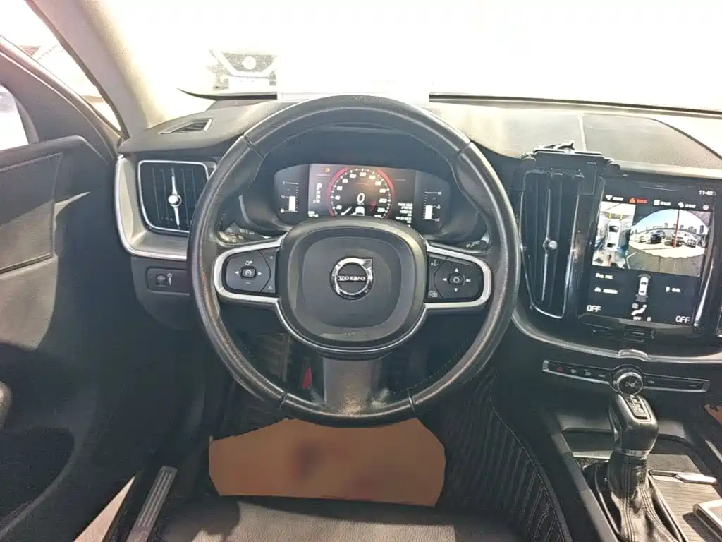 Volvo XC60 — фото 10