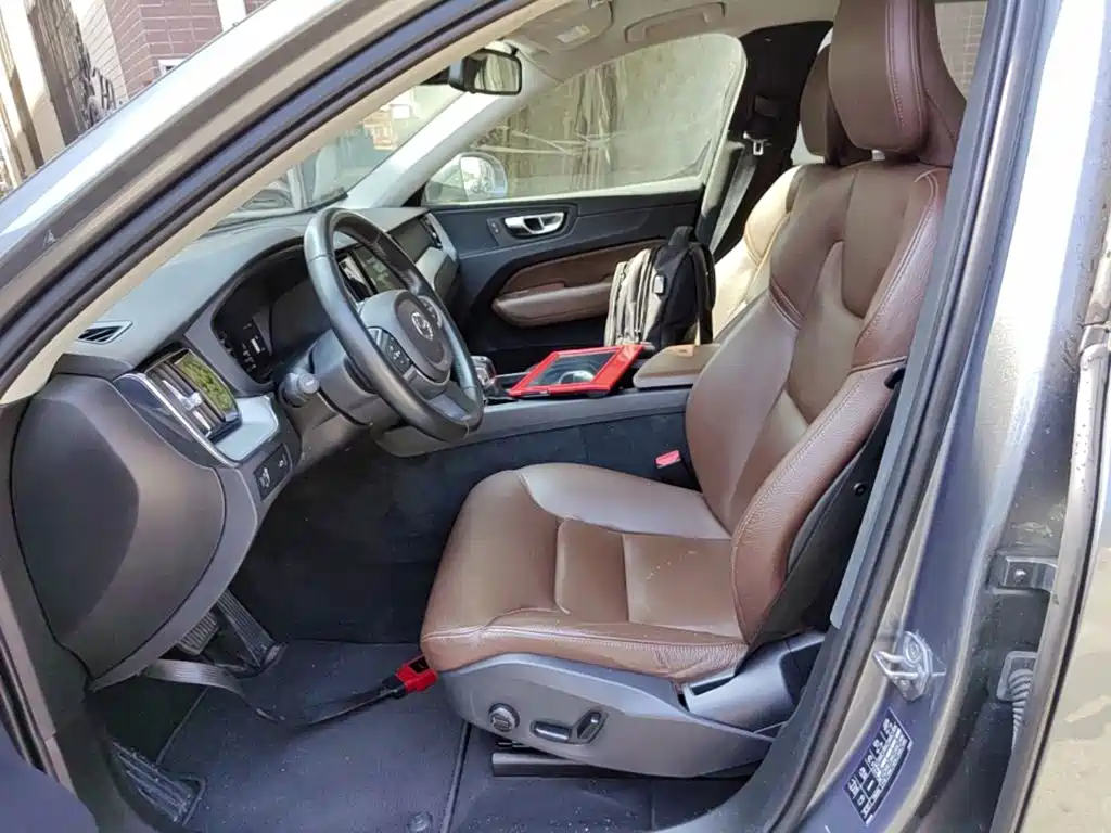 Volvo XC60 — фото 14