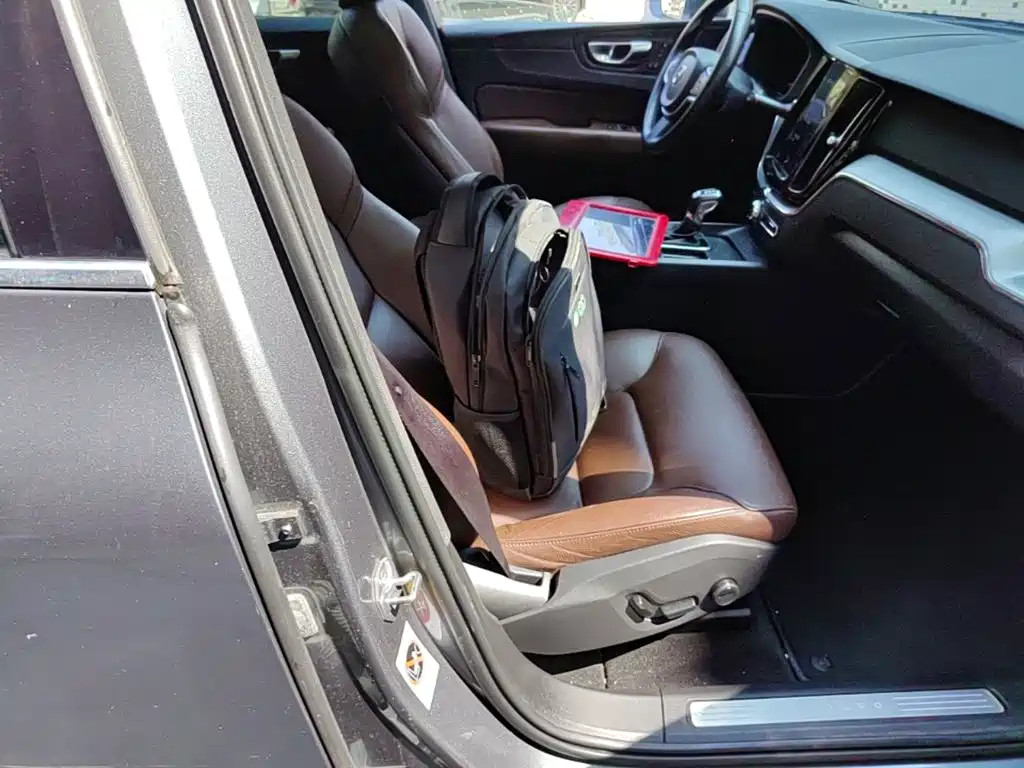 Volvo XC60 — фото 24