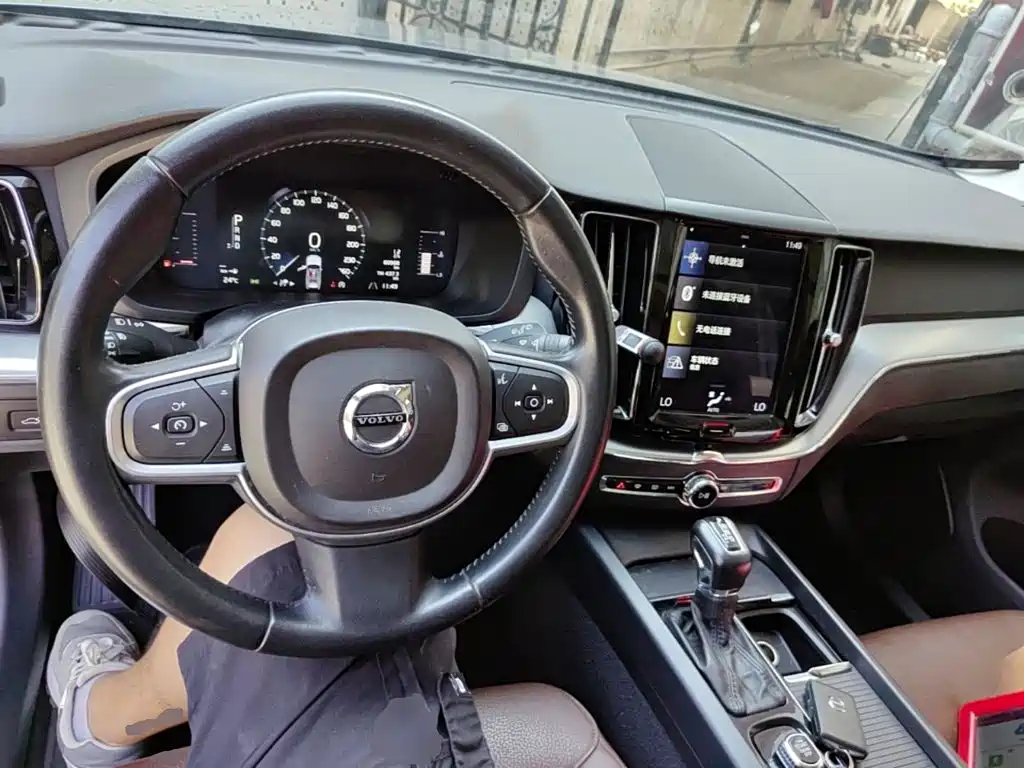 Volvo XC60 — фото 9