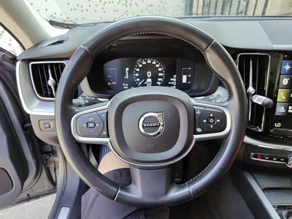 Volvo XC60 — фото 10