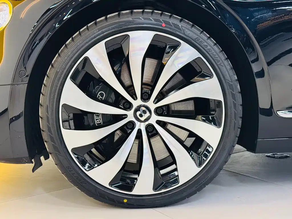 Bentley Flying Spur — фото 19