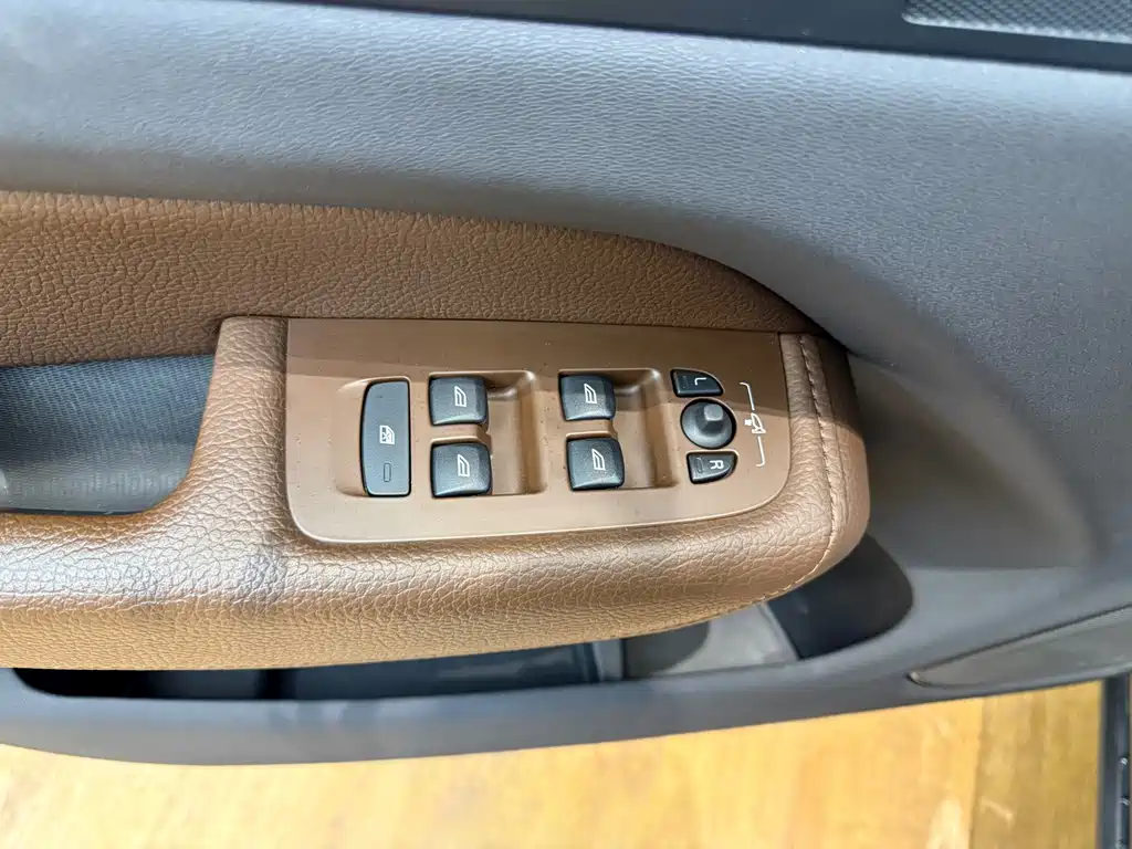 Volvo XC60 — фото 15