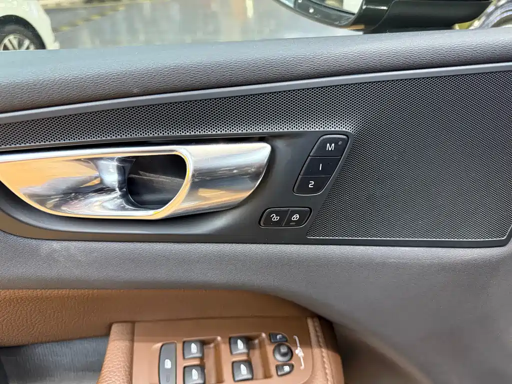Volvo XC60 — фото 16