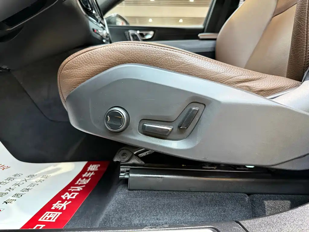 Volvo XC60 — фото 18