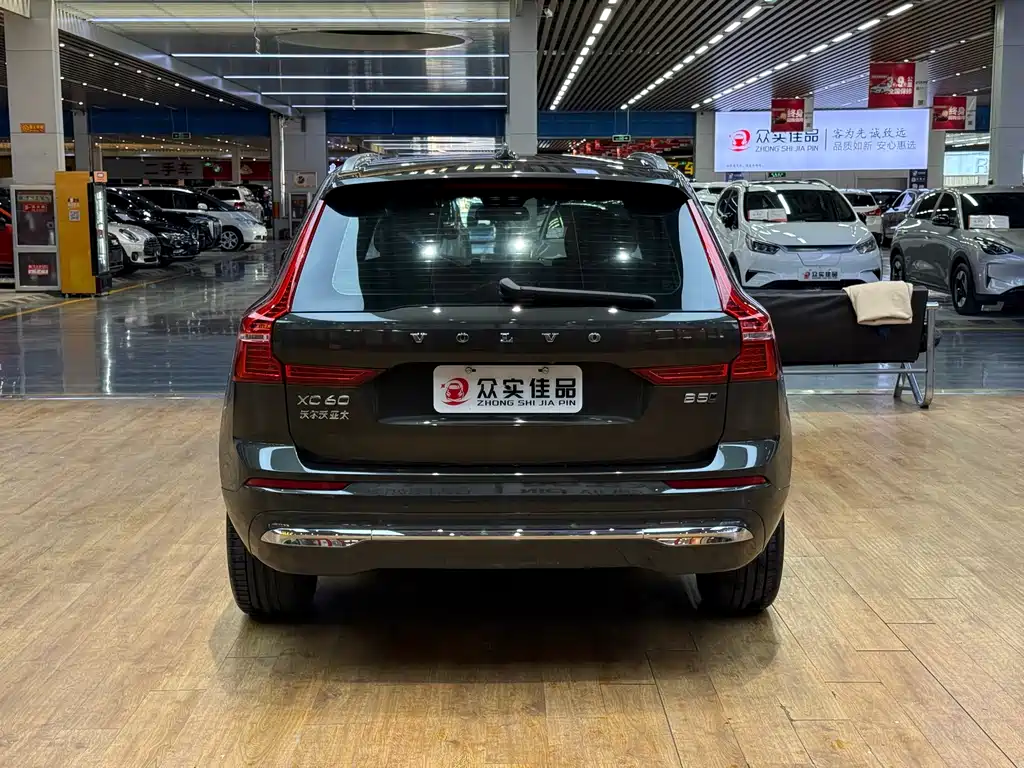 Volvo XC60 — фото 8