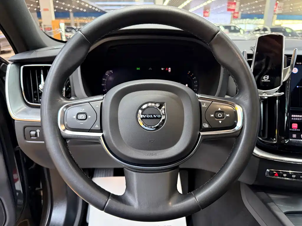 Volvo XC60 — фото 10