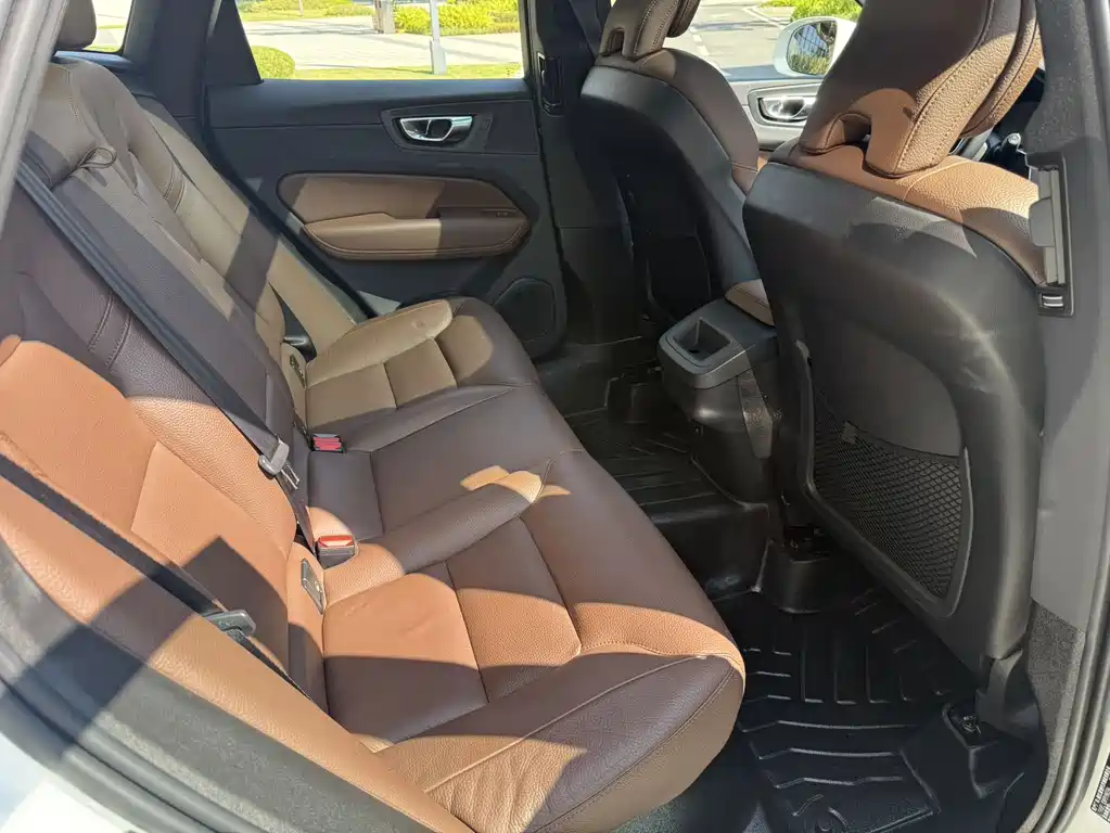 Volvo XC60 — фото 11